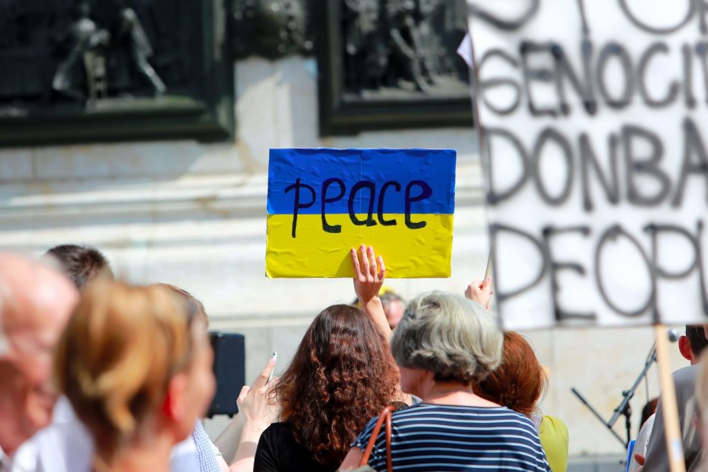 Friedensproteste weltweit setzen sich für das Ende des Krieges ein